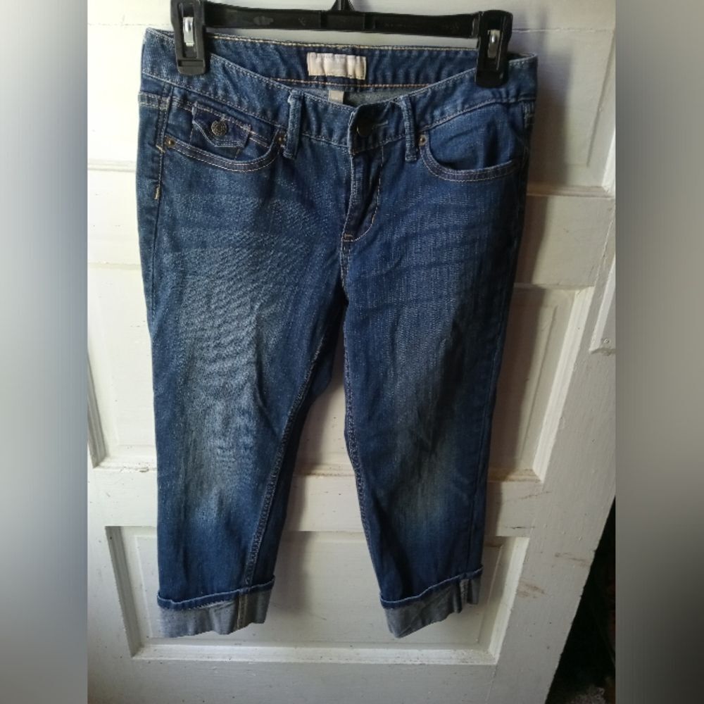BANANA REPUBLIC jean cuffed Capris. Like New, No Signs Of Wear.